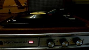 "Россия-323" с китайской головкой и пластинка на 78 об. "Березы" поют А.Усманов и В.Селиванов