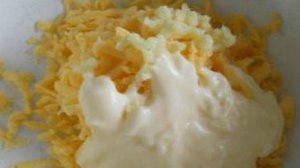 Помидоры с сыром и чесноком