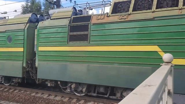 Сплотка из электровозов ВЛ10у-716, зелёного 2ЭС4К-059 и 3ЭС4К-005 на ст. Понтонная смотреть онлайн