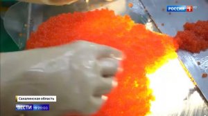 Икру обрабатывают на икорном заводе