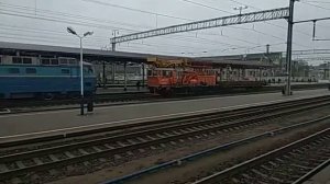 Электровоз ЧС8 с пассажирским поездом прибывает на станцию Конотоп