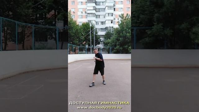 Упражнения с атлетическими булавами весом 1.0 кг на игровой площадке (17)