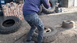 Разбираем трактор мтз-1025. Бортируем колеса на Зилу.Замена резины на ЗиЛ-130.Будни Тракториста