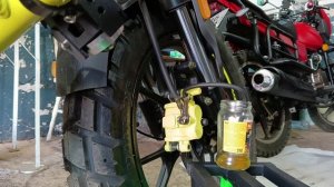 DUKE 300, прокачка переднего тормоза.