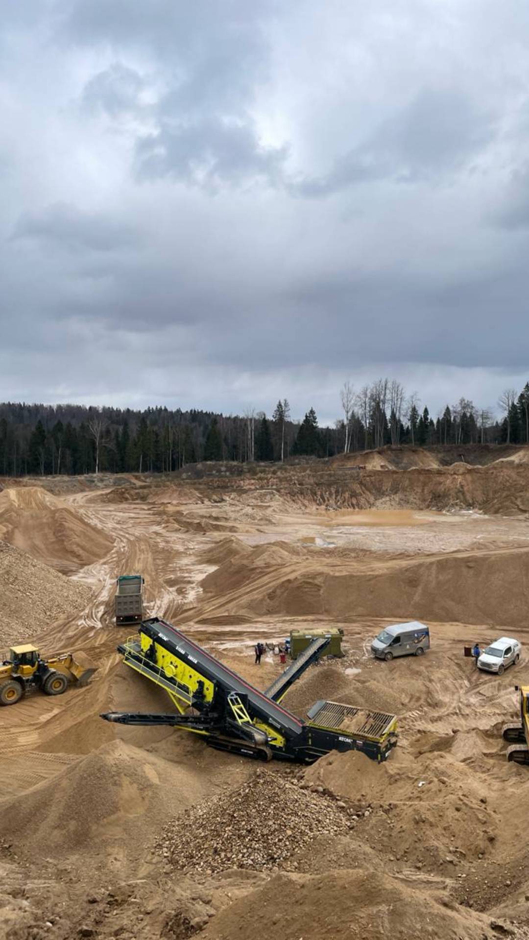 Вторичный грохот АТОМ S1560 в работе на ПГС. Московская область