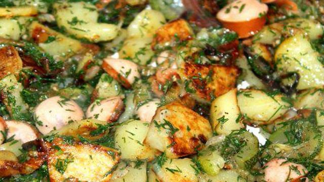 Картофель жаренный с овощами по сезону, сосисками и вялеными томатами