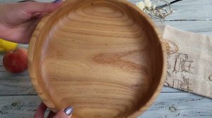 Глубокая деревянная тарелка