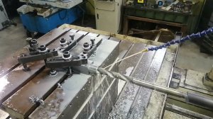 Сверление сверхглубокого отверстия в стальной заготовке.