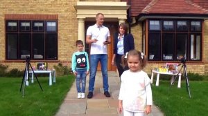 Мисс Кэйти и Мистер Макс (Miss Katy)    Кэти и Макс играют в игру Toy Hunt Challenge