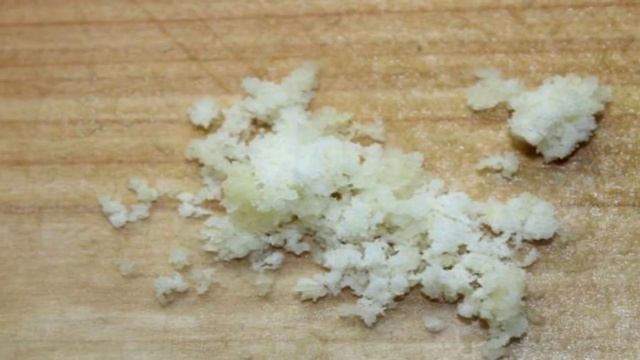 Салатная заправка из апельсинового сока и базилика