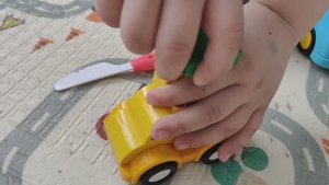 играем в лего, собираем из кубиков машинку