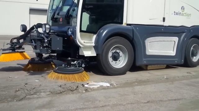 Коммунальная (подметально-всасывающая) машина Comac HP6000