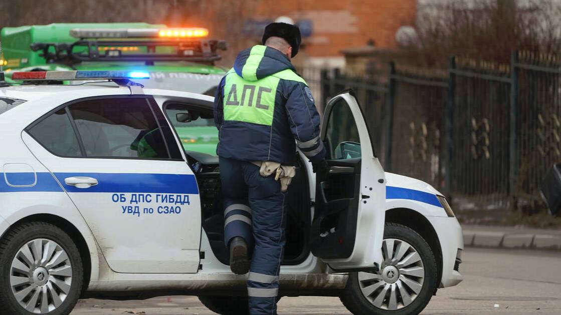Петербуржец на BMW с ружьем устроил погоню за автобусом и выволок из него жену