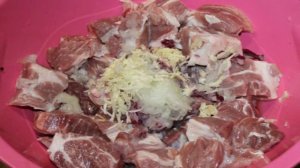 Свиной ошеек в луково - соевом маринаде