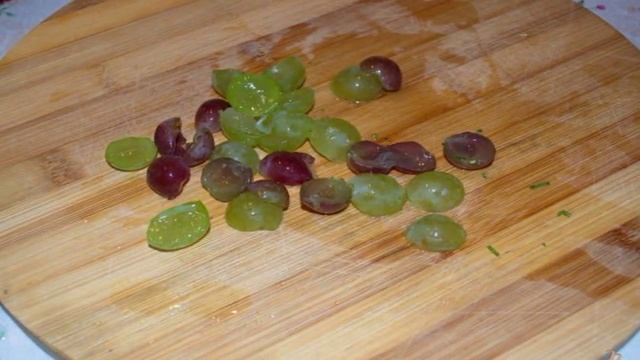 Быстрый салат с виноградом и сыром