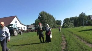 Игнатий Тихонович и Надежда Васильевна идут из храма вместе.