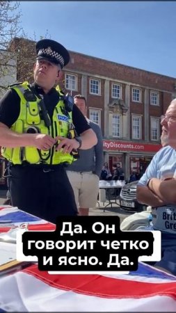 Попросил мигрантов «говорить по-английски» — языке, который в Британии считается государственным.