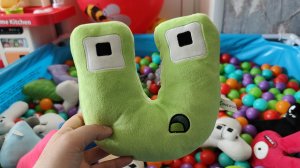 играем в детский мягкий алфавит лор, лора, alphabet lore
