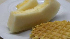 Вафли с дыней и шоколадом