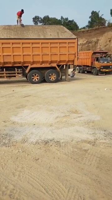 Mitsubishi Fuso muatan kuburan angkog☝️☝️▶️#supirtruck #truckfuso #bantusubcribe #tembusseribu смотреть онлайн