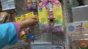 Веселые Детские песенки ПОКУПАЕМ ВСЕ ИГРУШКИ ИЗ МУЛЬТИКОВ забавные игрушки в детском магазине