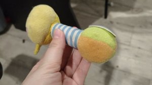 играем в детскую игрушку погремушку жирафик для малышей