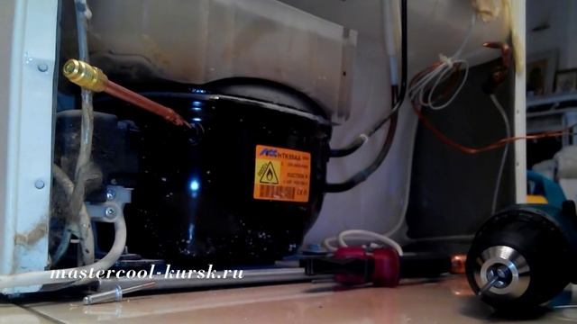 Холодильник Electrolux ERG29700 встраиваемый  Обмерзает испаритель холодильной камеры
