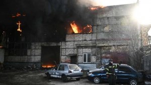 Крупный пожар охватил промышленное предприятие в Курске