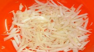 Салат с креветками, помидорами и пекинской капустой