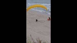 Нормальные люди разве ведут себя так на море? Почему нельзя просто купаться и загорать? параплан