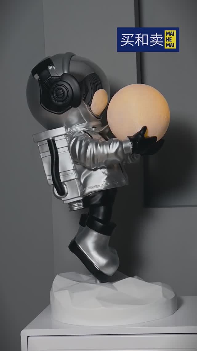 Напольный светильник (торшер) космонавт в шлеме, белый, 40*80 см, LED, стеклянный плафон