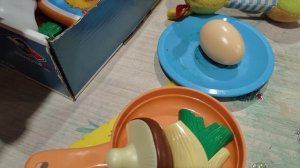 играем в детскую посудку и овощи на липучках для малышей