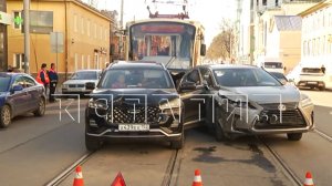 Разогнавшийся трамвай, водитель которого не затормозил, протаранил 4 автомобиля