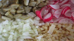 Картофельный салат с редисом и маринованными огурцами