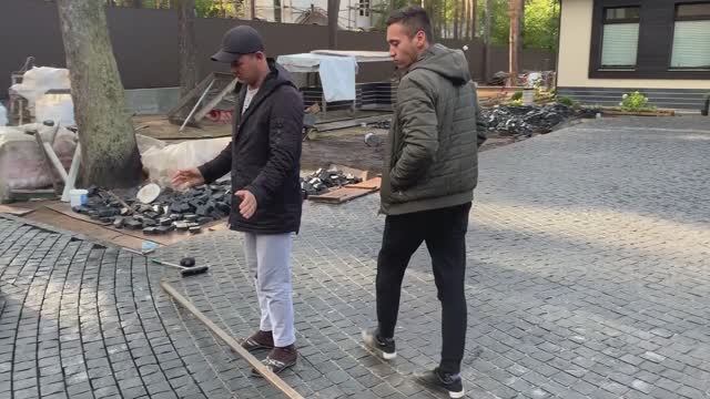 Круговое мощение чёрным камнем. Образец.