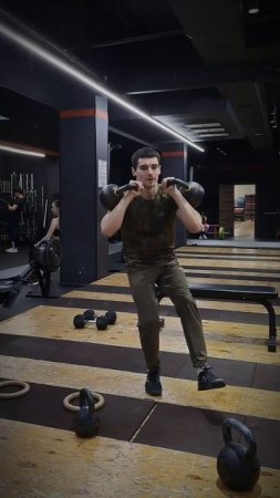 Трастеры с гирями по 16 кг на одной ноге