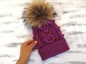 Вяжем шапку спицами с косой из 16 петель.