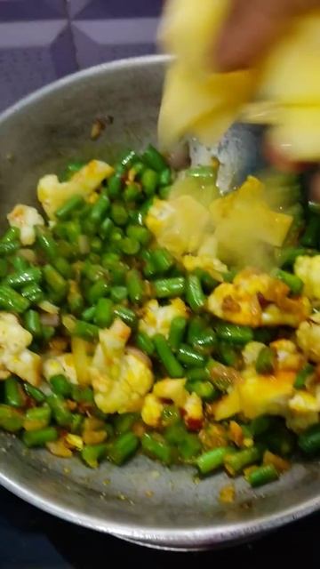 Gobhi, Beans aur aloo ki tasty sabzi.