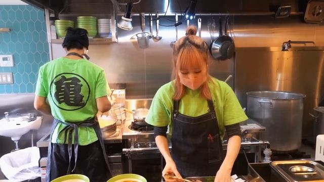 新婚ホヤホヤの亀井夫婦による新たなラーメンの可能性！うどん粉を使用した打ちたて切り立ての超極太麺！【手打麺祭 かめ囲】 смотреть онлайн