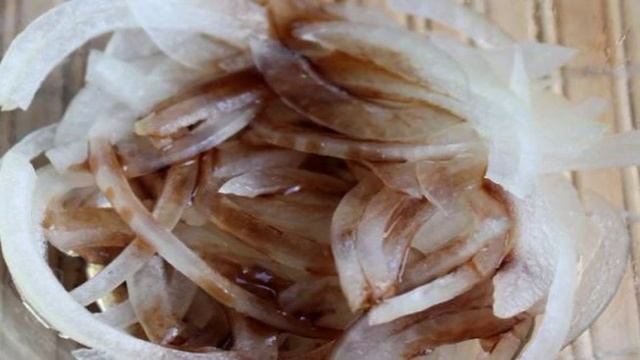Салат из моркови, дайкона и маринованного лука