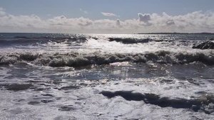 Чёрное море волнуется и штормит. Шум волн. Релакс.