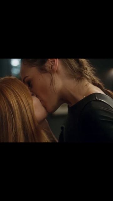 Gal Gadot and Isla Fisher kiss scene #shorts