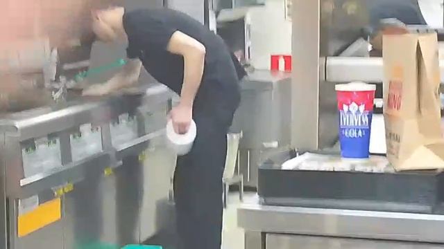 Антисанитария в Бургер Кинге в районе Некрасовка в ТЦ Авалон