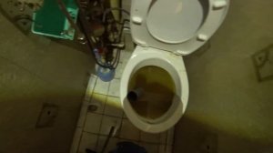 Устранение засора в унитазе