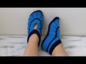 Оригинальные тапочки на двух спицах.