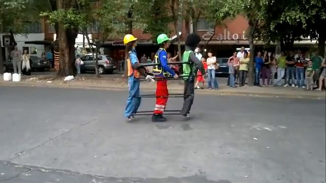 Мужик развлекает прохожих смотреть онлайн