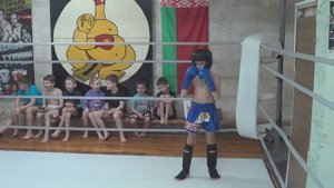 Тайский бокс дети. Вышел с двумя соперниками по очереди.