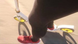 еду на самокате держась одной рукой