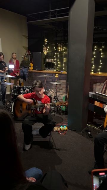 Наши ученики Беломестнов Григорий и Рязанов Александр с композицией Smells Like Teen Spirit смотреть онлайн