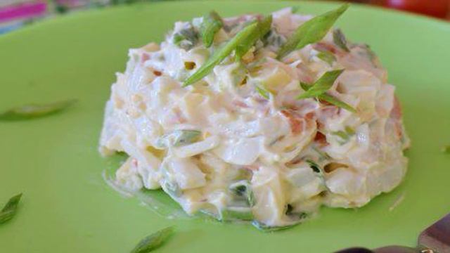 Салат с кальмаром, яйцом и зеленым луком